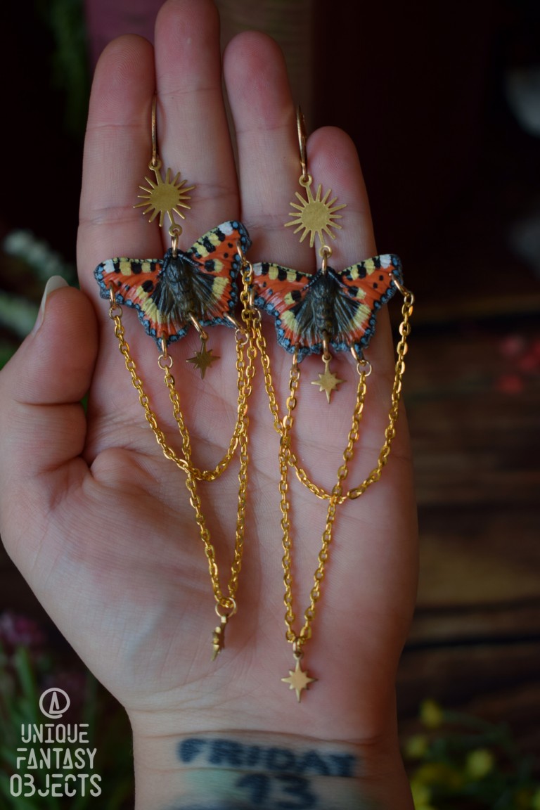 Kolczyki z rzeźbą motyla rusałka wierzbowiec i łańcuszkami Kolczyki z rzeźbą motyla rusałka wierzbowiec i łańcuszkami (Unique Fantasy Objects)