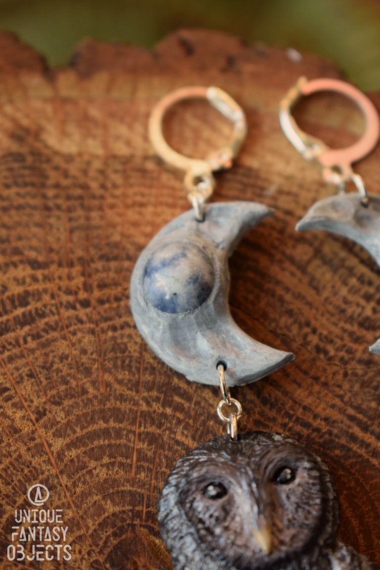 Kolczyki z rzeźbą puszczyka zwyczajnego i lapis lazuli (Unique Fantasy Objects)