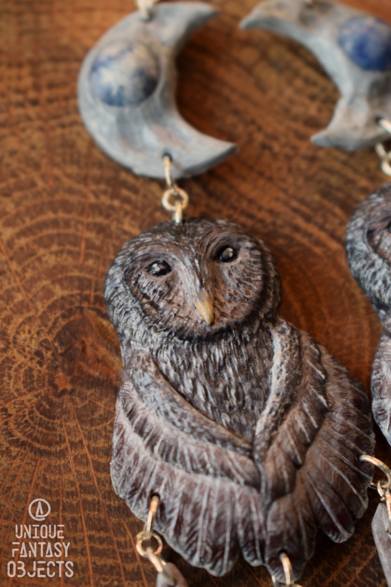Kolczyki z rzeźbą puszczyka zwyczajnego i lapis lazuli Kolczyki z rzeźbą puszczyka zwyczajnego i lapis lazuli (Unique Fantasy Objects)