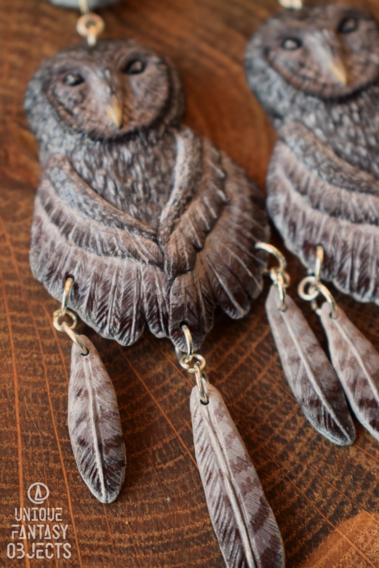 Kolczyki z rzeźbą puszczyka zwyczajnego i lapis lazuli Kolczyki z rzeźbą puszczyka zwyczajnego i lapis lazuli (Unique Fantasy Objects)