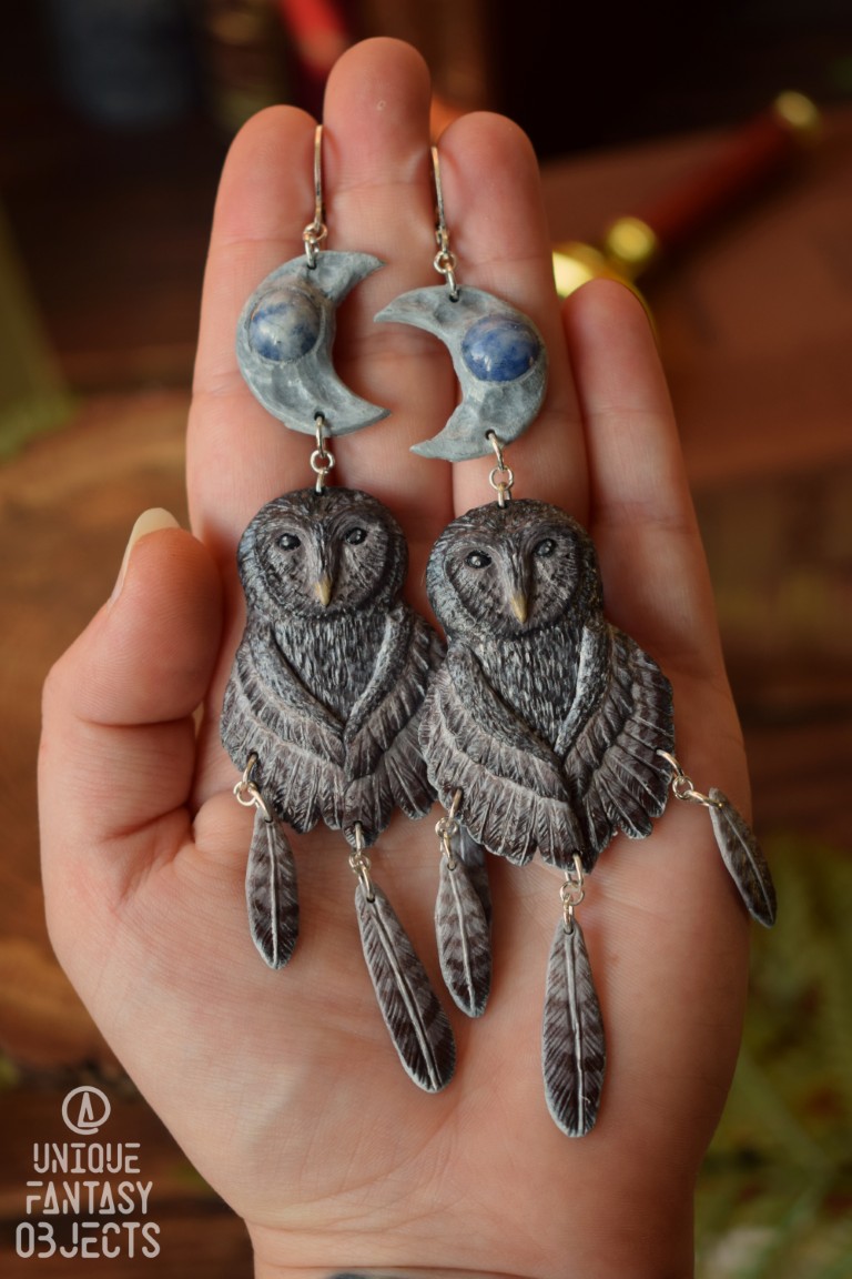 Kolczyki z rzeźbą puszczyka zwyczajnego i lapis lazuli Kolczyki z rzeźbą puszczyka zwyczajnego i lapis lazuli (Unique Fantasy Objects)