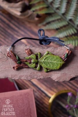 Naszyjnik z owadem liściec olbrzymi na gałęzi (Unique Fantasy Objects)