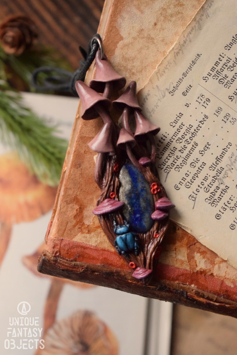 Naszyjnik z grzybem grzybówka krwista i lapis lazuli Naszyjnik z grzybem grzybówka krwista i lapis lazuli (Unique Fantasy Objects)