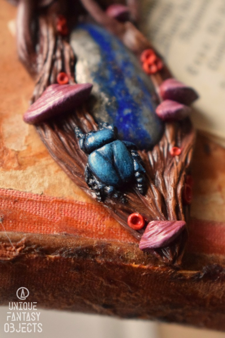 Naszyjnik z grzybem grzybówka krwista i lapis lazuli Naszyjnik z grzybem grzybówka krwista i lapis lazuli (Unique Fantasy Objects)