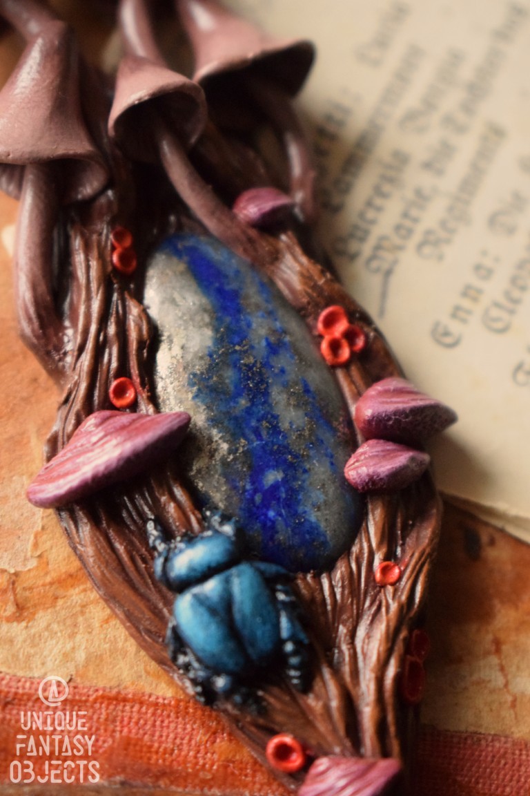 Naszyjnik z grzybem grzybówka krwista i lapis lazuli Naszyjnik z grzybem grzybówka krwista i lapis lazuli (Unique Fantasy Objects)