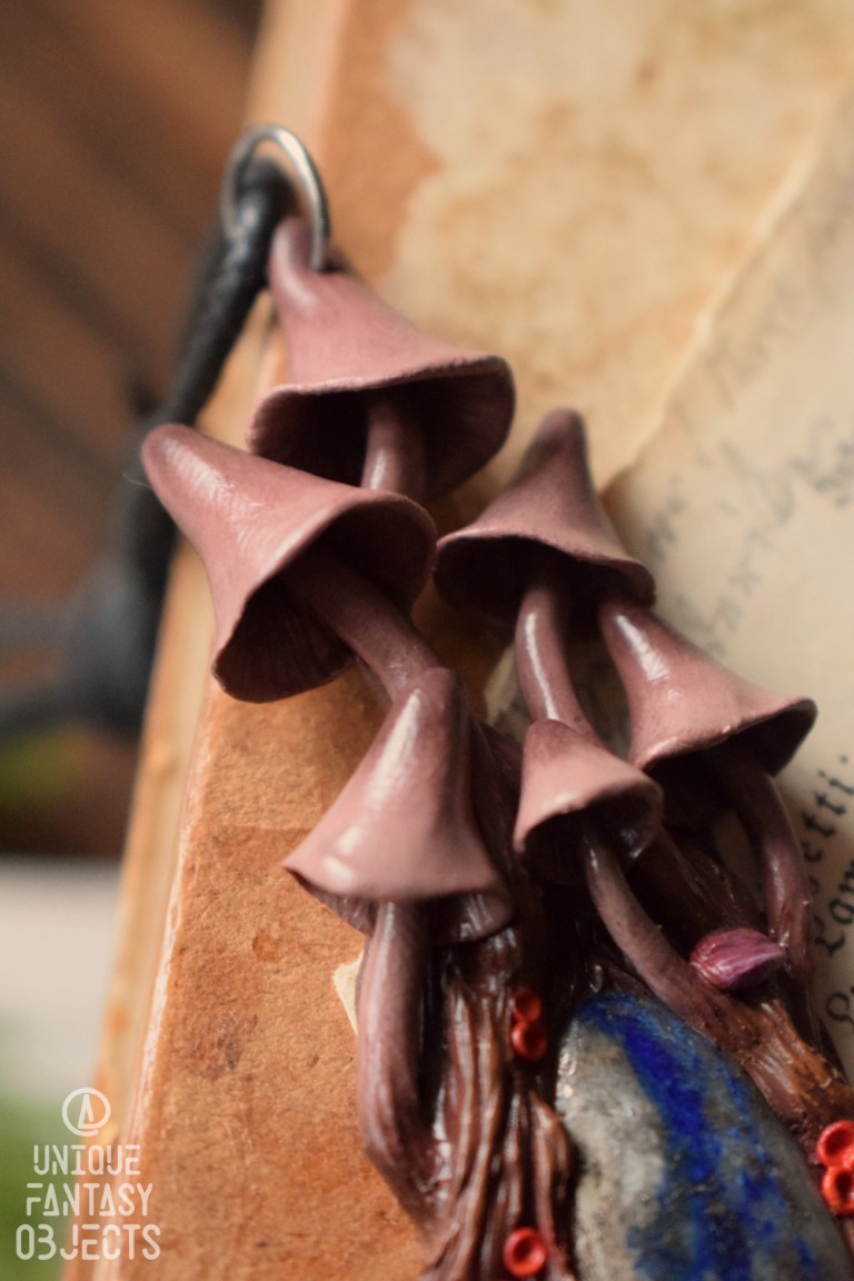 Naszyjnik z grzybem grzybówka krwista i lapis lazuli Naszyjnik z grzybem grzybówka krwista i lapis lazuli (Unique Fantasy Objects)