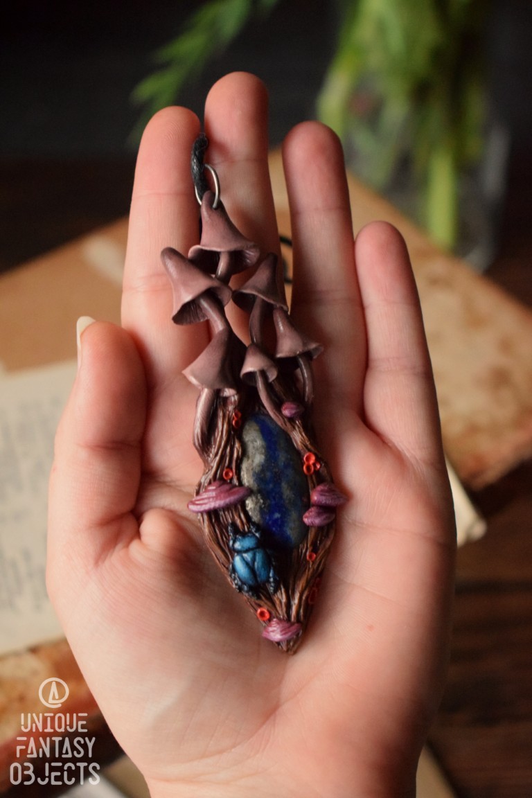 Naszyjnik z grzybem grzybówka krwista i lapis lazuli Naszyjnik z grzybem grzybówka krwista i lapis lazuli (Unique Fantasy Objects)