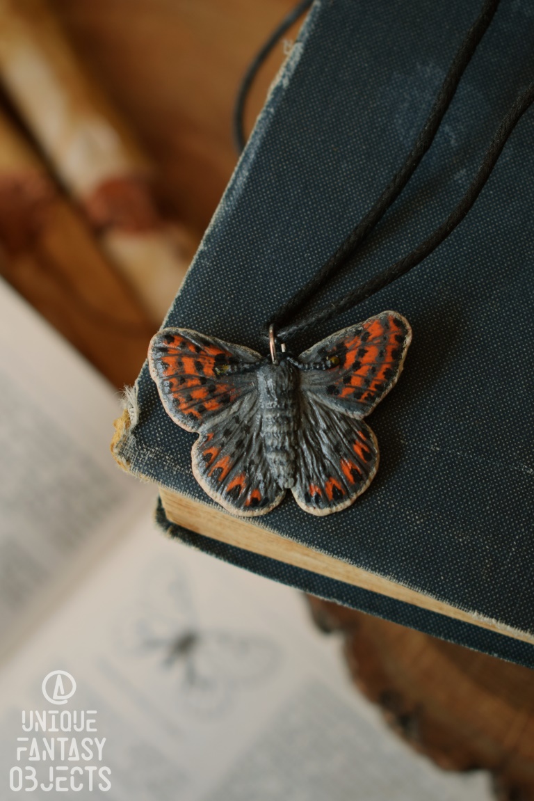 Naszyjnik z rzeźbą motyla czerwończyk uroczek (Unique Fantasy Objects)