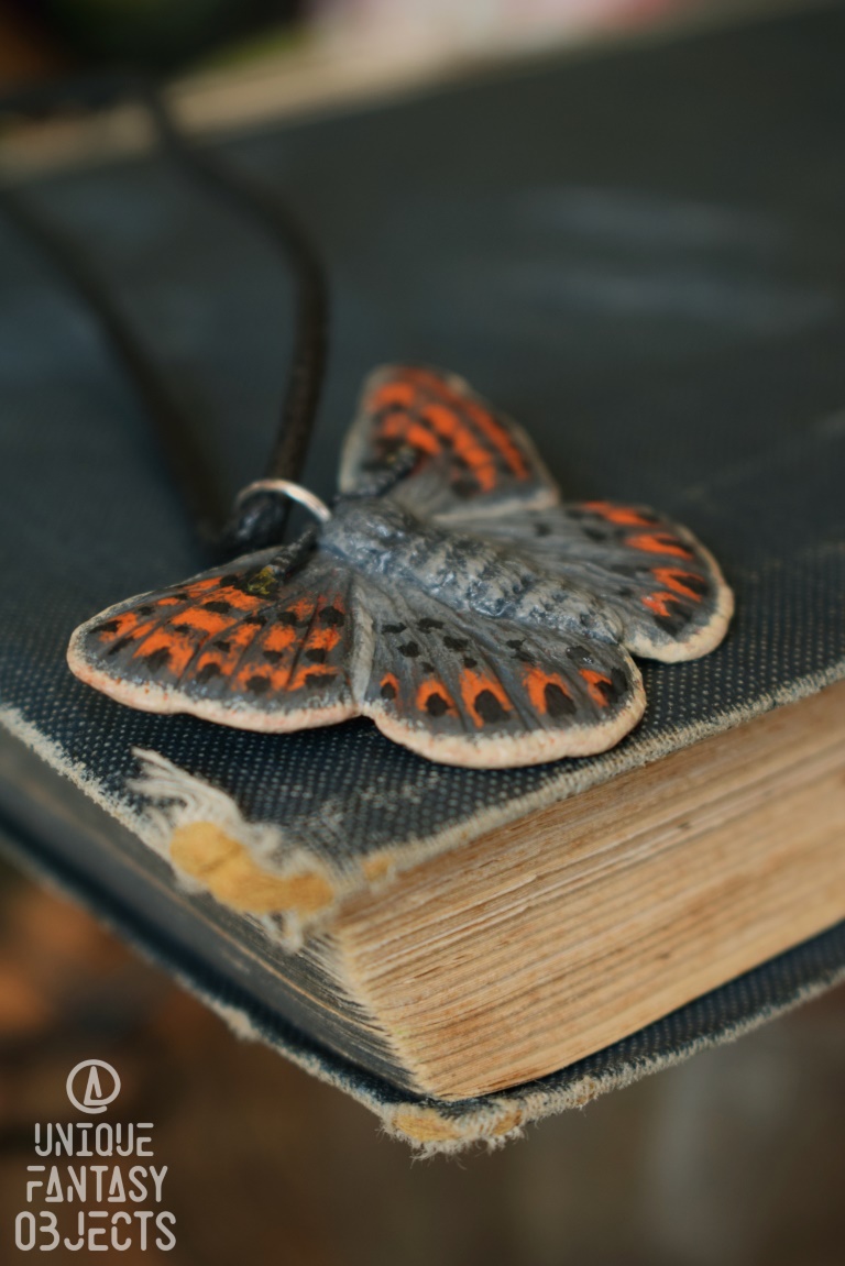 Naszyjnik z rzeźbą motyla czerwończyk uroczek (Unique Fantasy Objects)