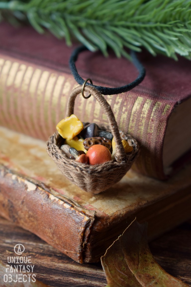 Naszyjnik koszyk z leśnymi grzybami (Unique Fantasy Objects)