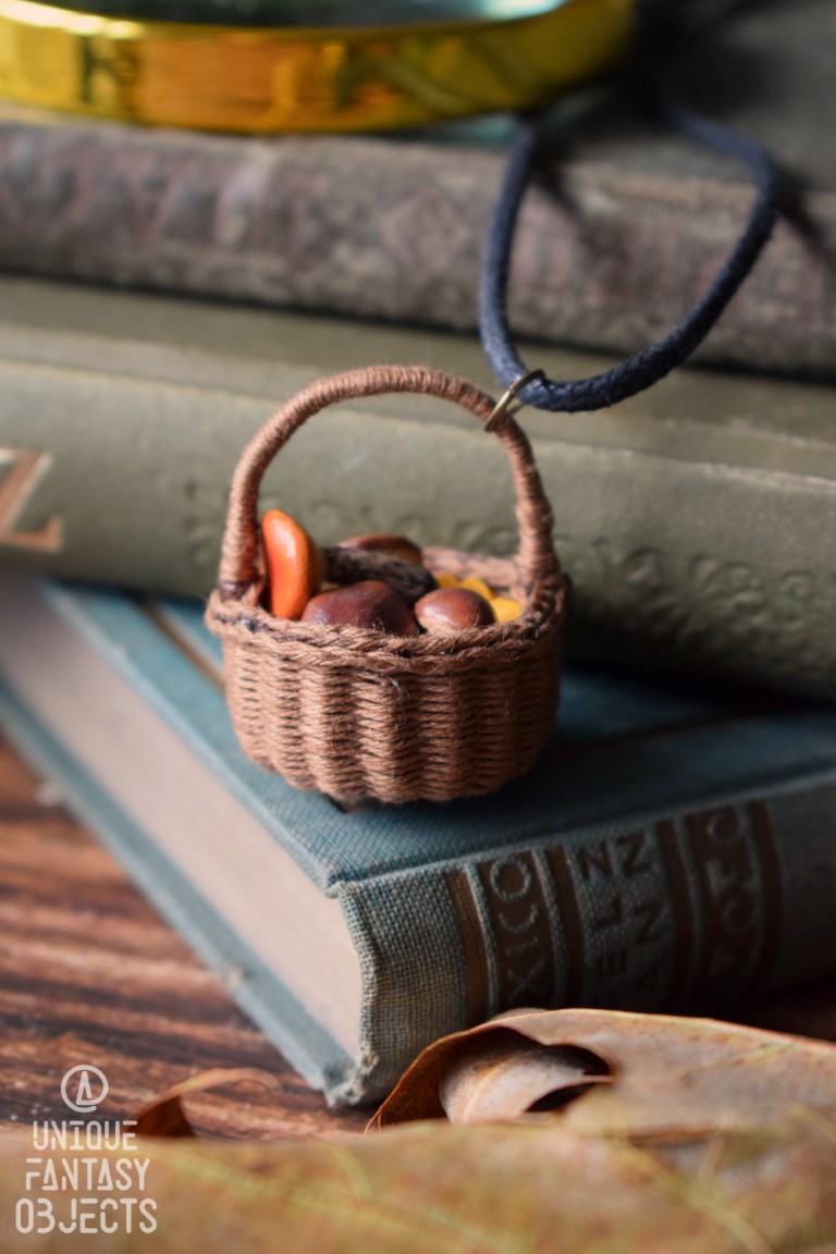 Naszyjnik koszyk z leśnymi grzybkami (Unique Fantasy Objects)