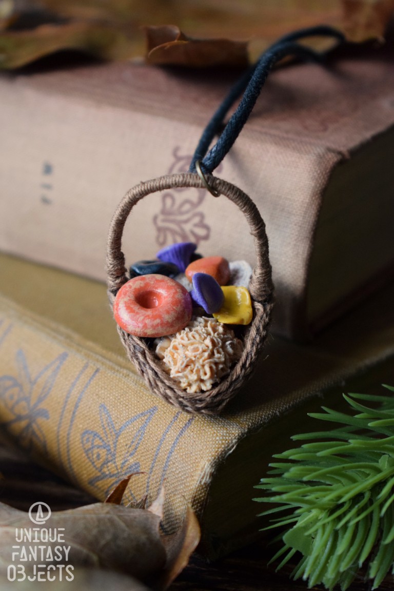 Naszyjnik koszyczek z leśnymi grzybkami (Unique Fantasy Objects)