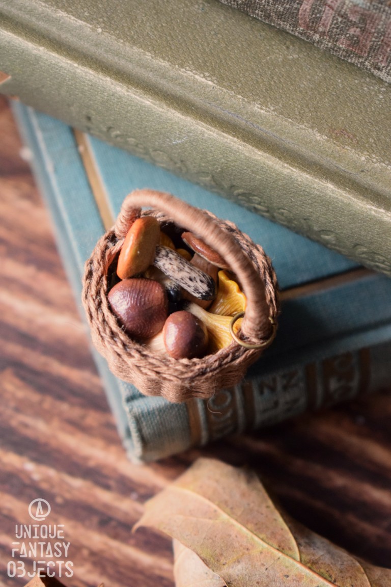 Naszyjnik koszyk z leśnymi grzybkami (Unique Fantasy Objects)