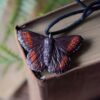 Naszyjnik z rzeźbą motyla górówka boruta (Unique Fantasy Objects)