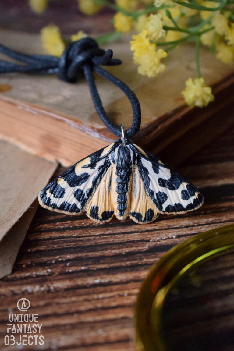 Naszyjnik z rzeźbą motyla niedźwiedziówka babkówka (Unique Fantasy Objects)