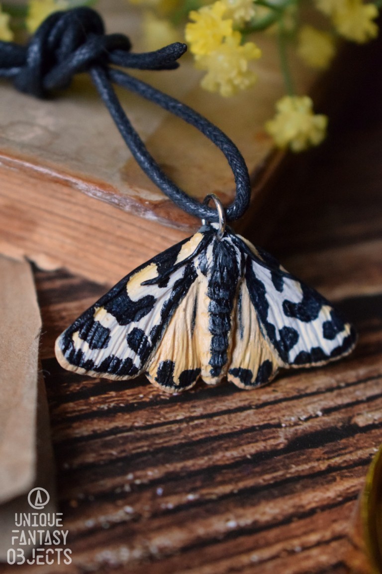 Naszyjnik z rzeźbą motyla niedźwiedziówka babkówka (Unique Fantasy Objects)