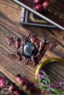 Naszyjnik z nietoperzem i labradorytem (Unique Fantasy Objects)