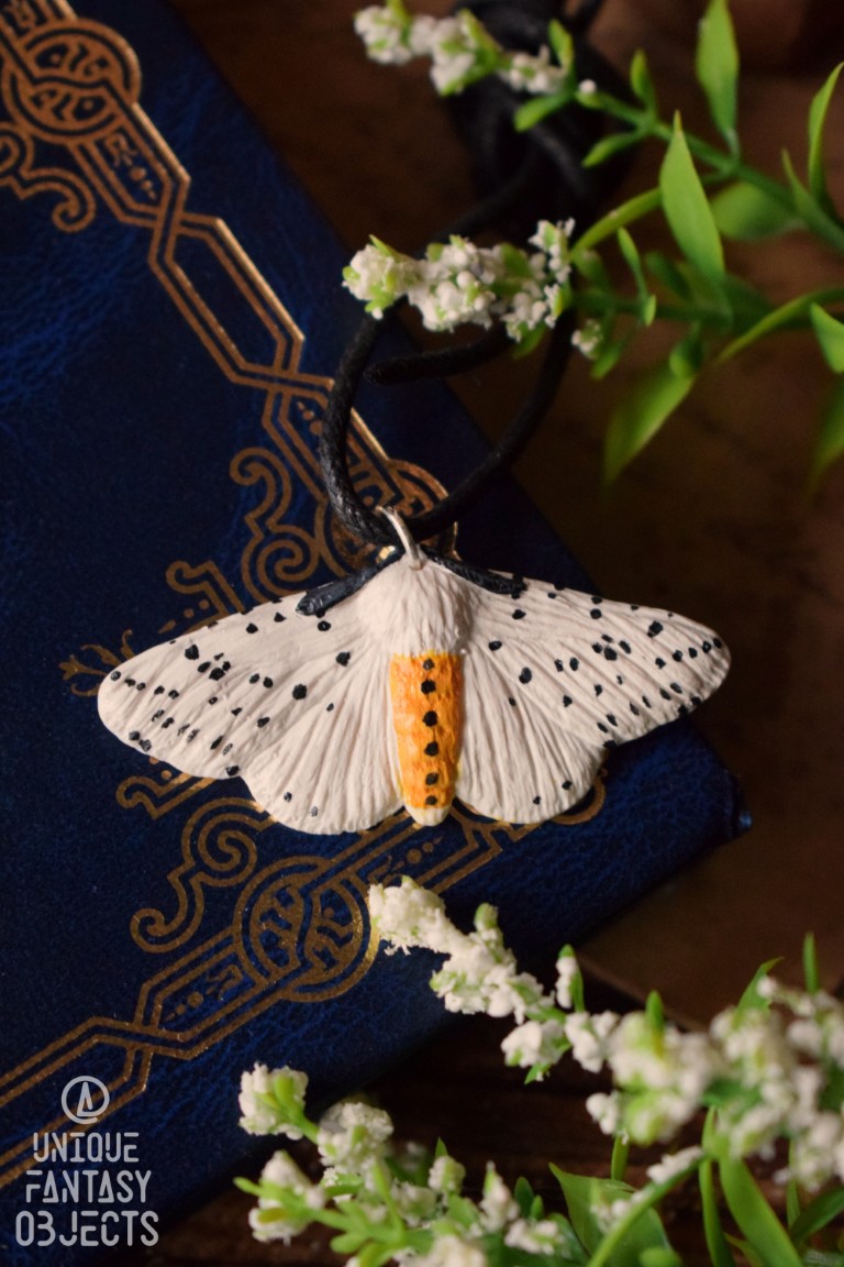 Naszyjnik z ćmą szewnica miętówka (Unique Fantasy Objects)