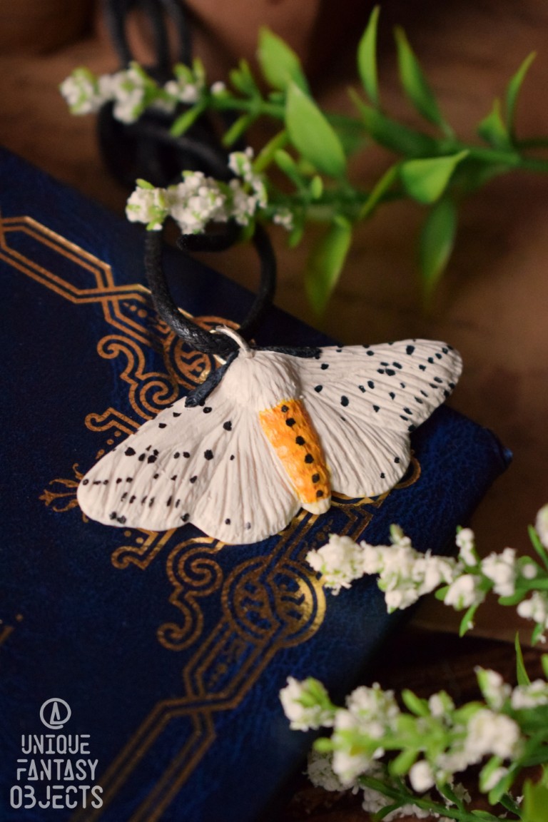 Naszyjnik z ćmą szewnica miętówka (Unique Fantasy Objects)