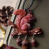Naszyjnik z wiewiórką na gałęzi i żołędziami z tygrysim okiem (Unique Fantasy Objects)