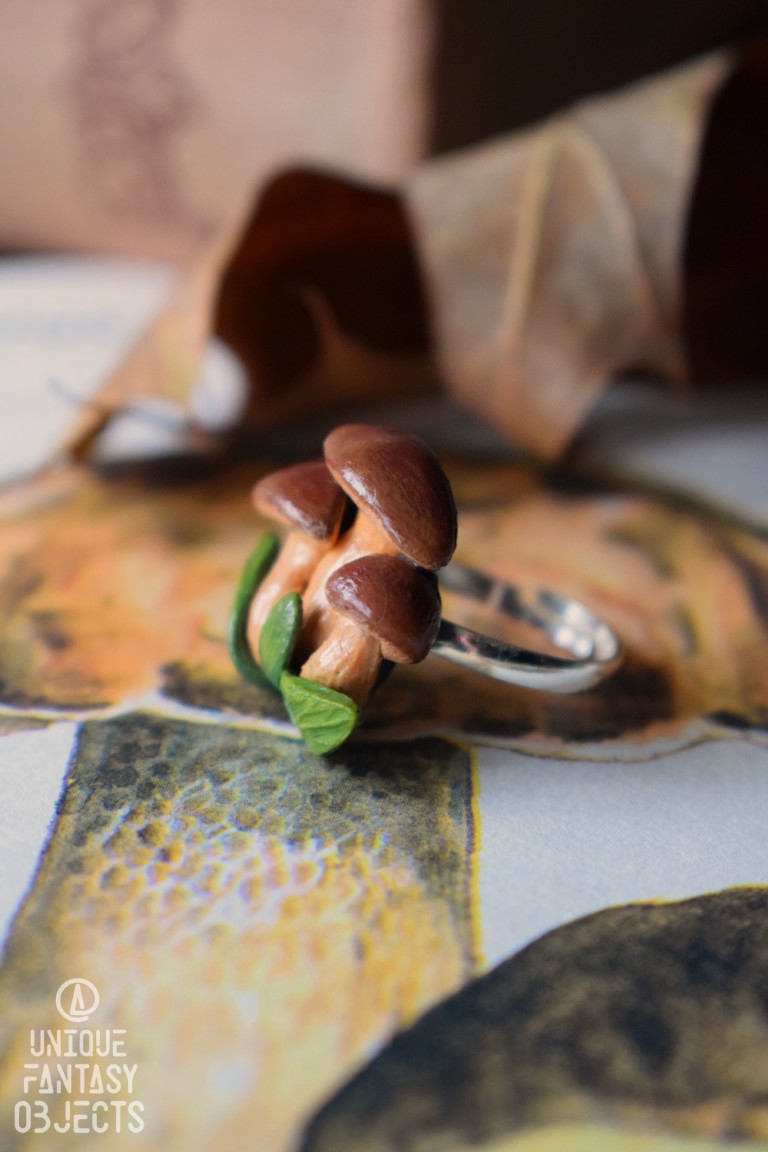 Regulowany pierścionek z rzeźbą borowika Regulowany pierścionek z rzeźbą borowika (Unique Fantasy Objects)