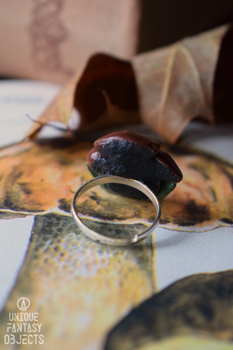 Regulowany pierścionek z rzeźbą borowika Regulowany pierścionek z rzeźbą borowika (Unique Fantasy Objects)