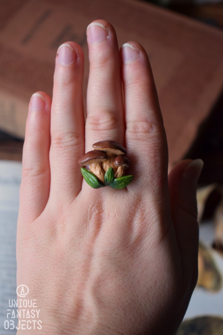 Regulowany pierścionek z rzeźbą borowika (Unique Fantasy Objects)