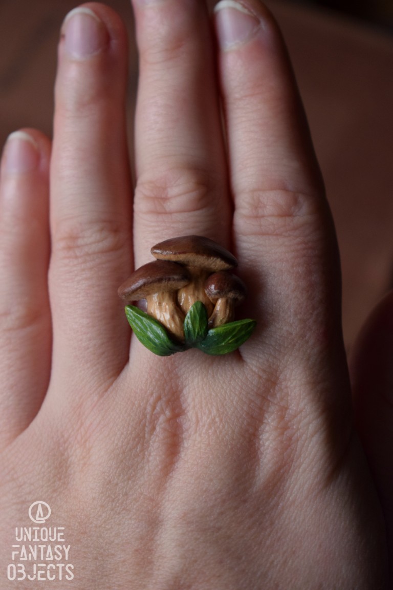 Regulowany pierścionek z rzeźbą borowika Regulowany pierścionek z rzeźbą borowika (Unique Fantasy Objects)