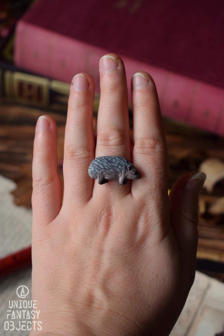 Regulowany pierścionek z rzeźbą jeża Regulowany pierścionek z rzeźbą jeża (Unique Fantasy Objects)