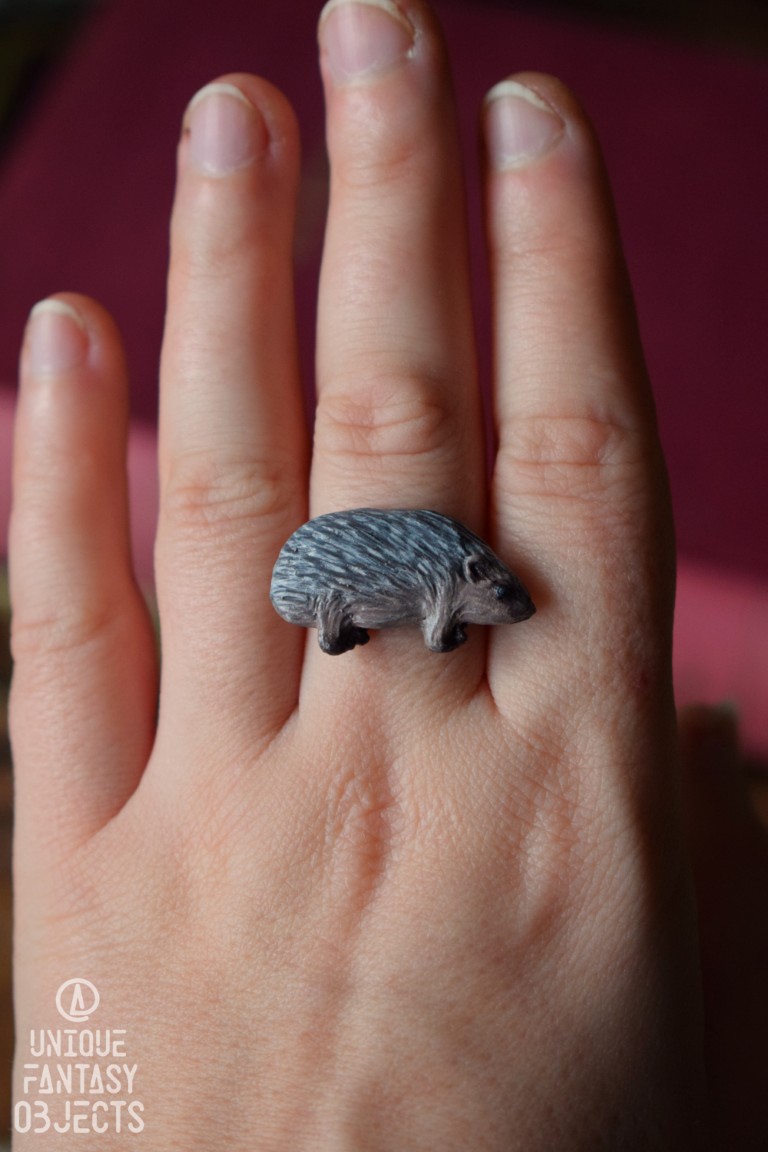 Regulowany pierścionek z rzeźbą jeża Regulowany pierścionek z rzeźbą jeża (Unique Fantasy Objects)