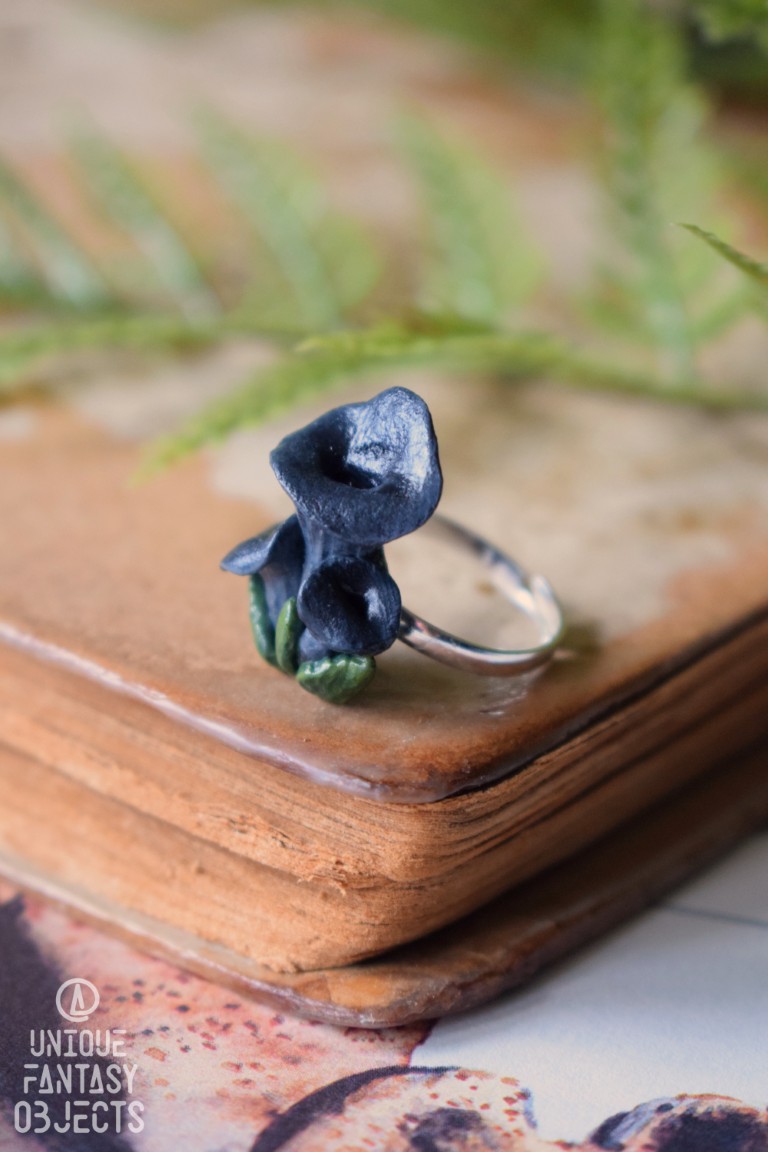 Regulowany pierścionek z rzeźbą lejkowca dętego Regulowany pierścionek z rzeźbą lejkowca dętego (Unique Fantasy Objects)