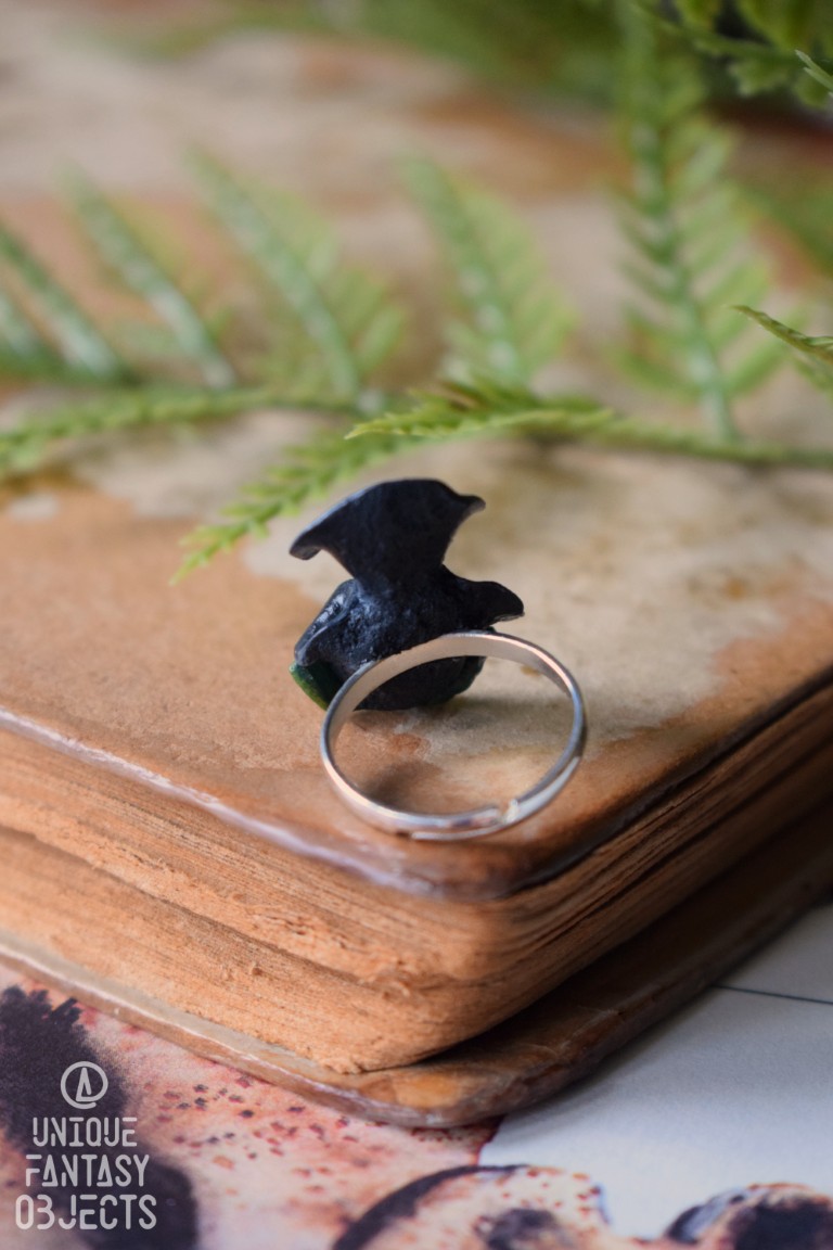 Regulowany pierścionek z rzeźbą lejkowca dętego Regulowany pierścionek z rzeźbą lejkowca dętego (Unique Fantasy Objects)