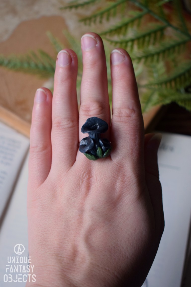 Regulowany pierścionek z rzeźbą lejkowca dętego (Unique Fantasy Objects)