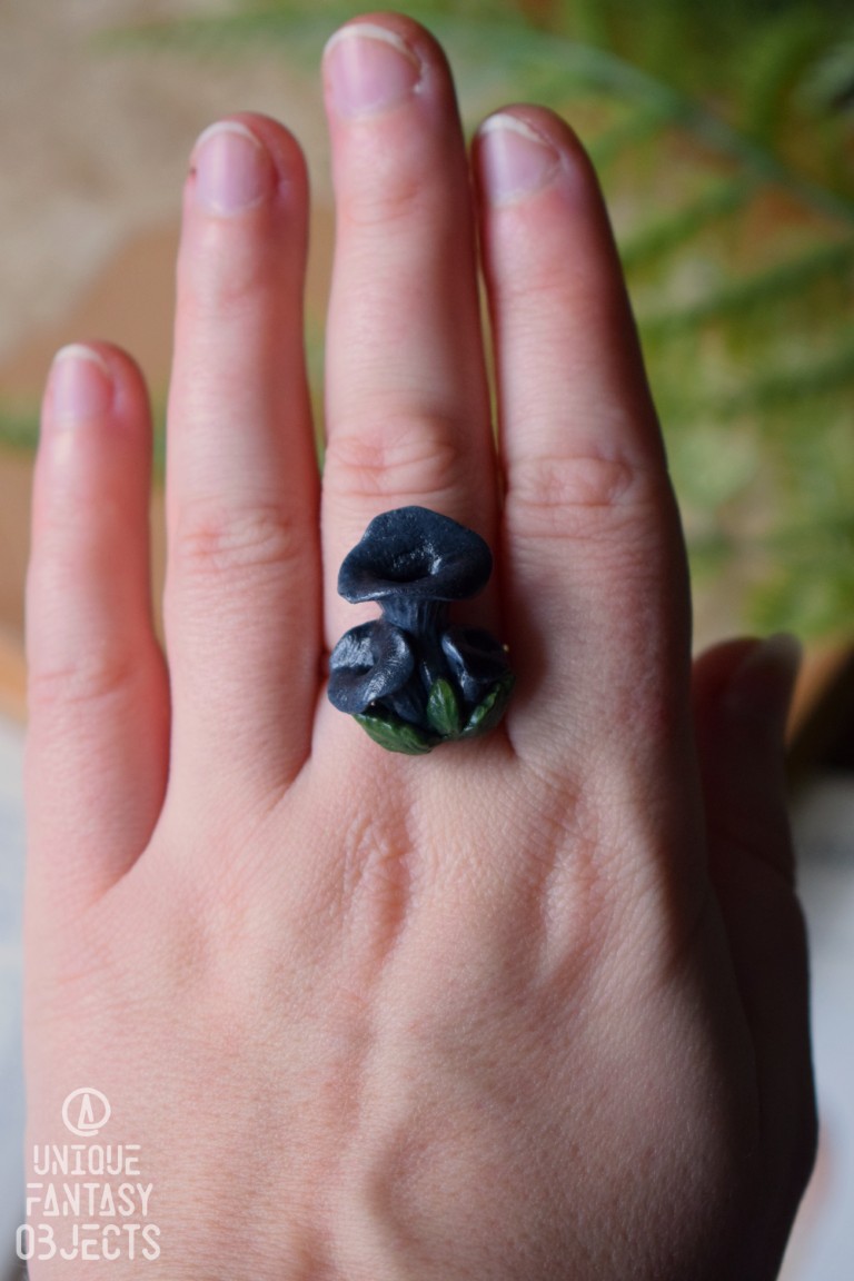 Regulowany pierścionek z rzeźbą lejkowca dętego Regulowany pierścionek z rzeźbą lejkowca dętego (Unique Fantasy Objects)