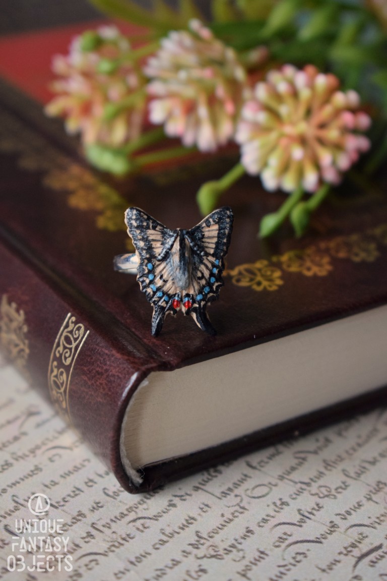 Regulowany pierścionek z rzeźbą motyla paź królowej Regulowany pierścionek z rzeźbą motyla paź królowej (Unique Fantasy Objects)