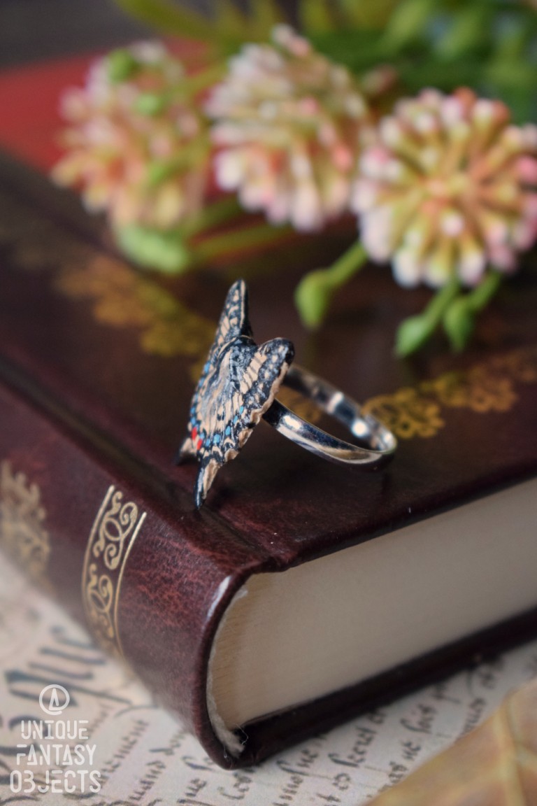 Regulowany pierścionek z rzeźbą motyla paź królowej Regulowany pierścionek z rzeźbą motyla paź królowej (Unique Fantasy Objects)