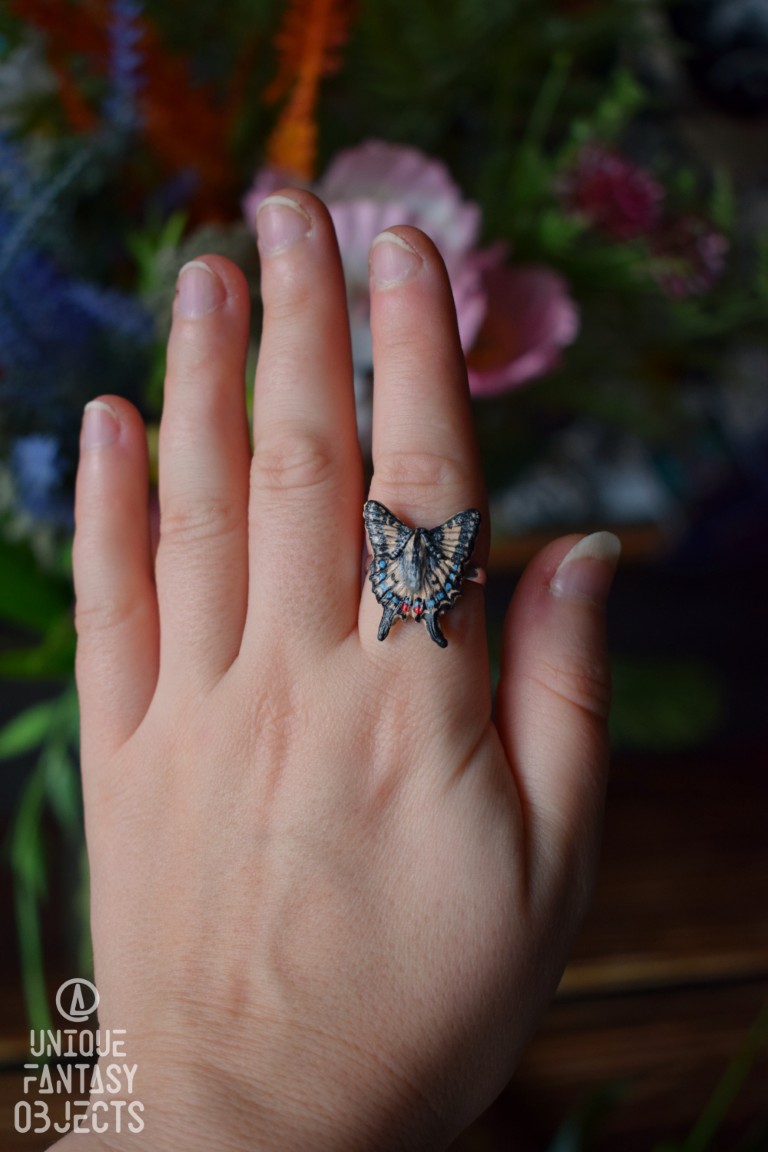 Regulowany pierścionek z rzeźbą motyla paź królowej Regulowany pierścionek z rzeźbą motyla paź królowej (Unique Fantasy Objects)