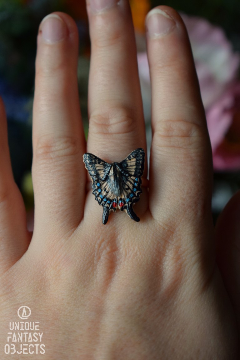 Regulowany pierścionek z rzeźbą motyla paź królowej Regulowany pierścionek z rzeźbą motyla paź królowej (Unique Fantasy Objects)