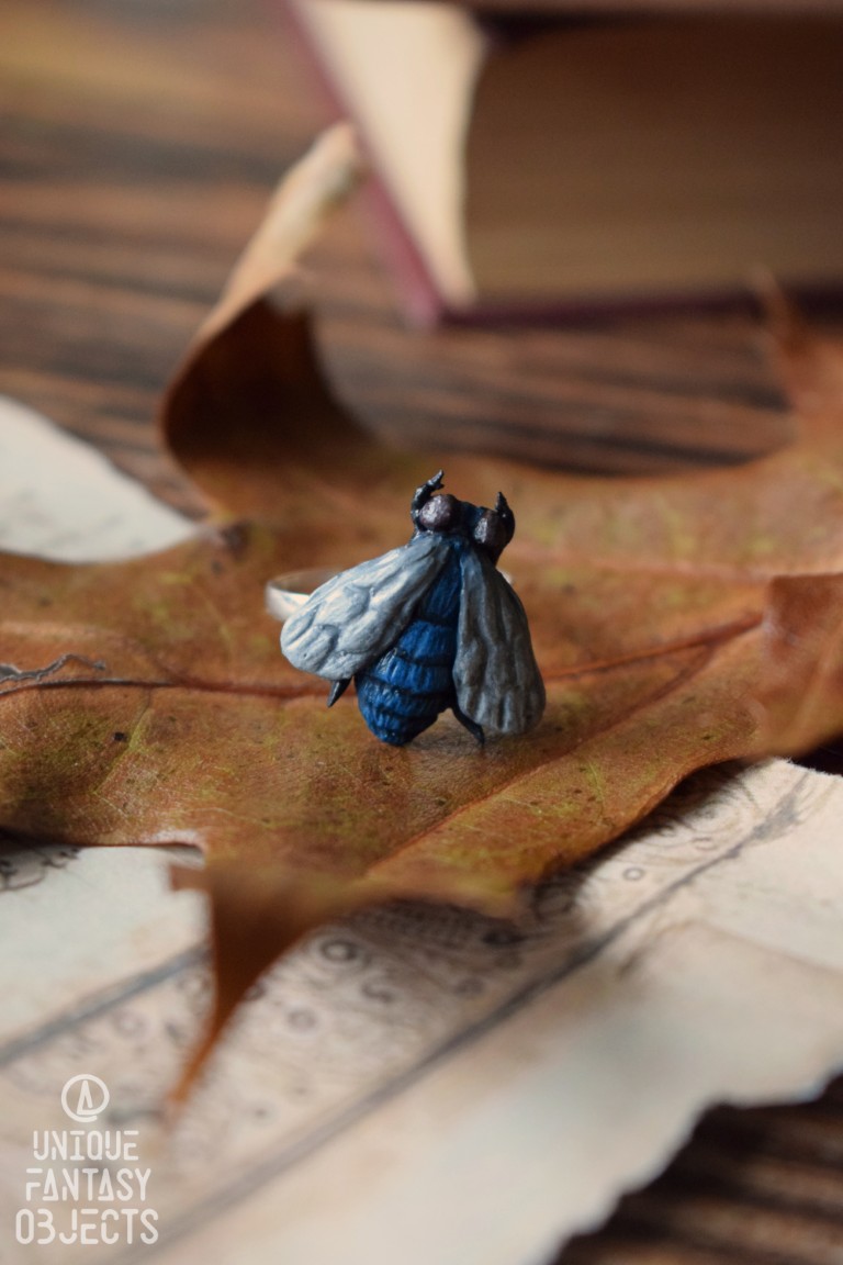 Regulowany pierścionek z rzeźbą muchy plujki Regulowany pierścionek z rzeźbą muchy plujki (Unique Fantasy Objects)