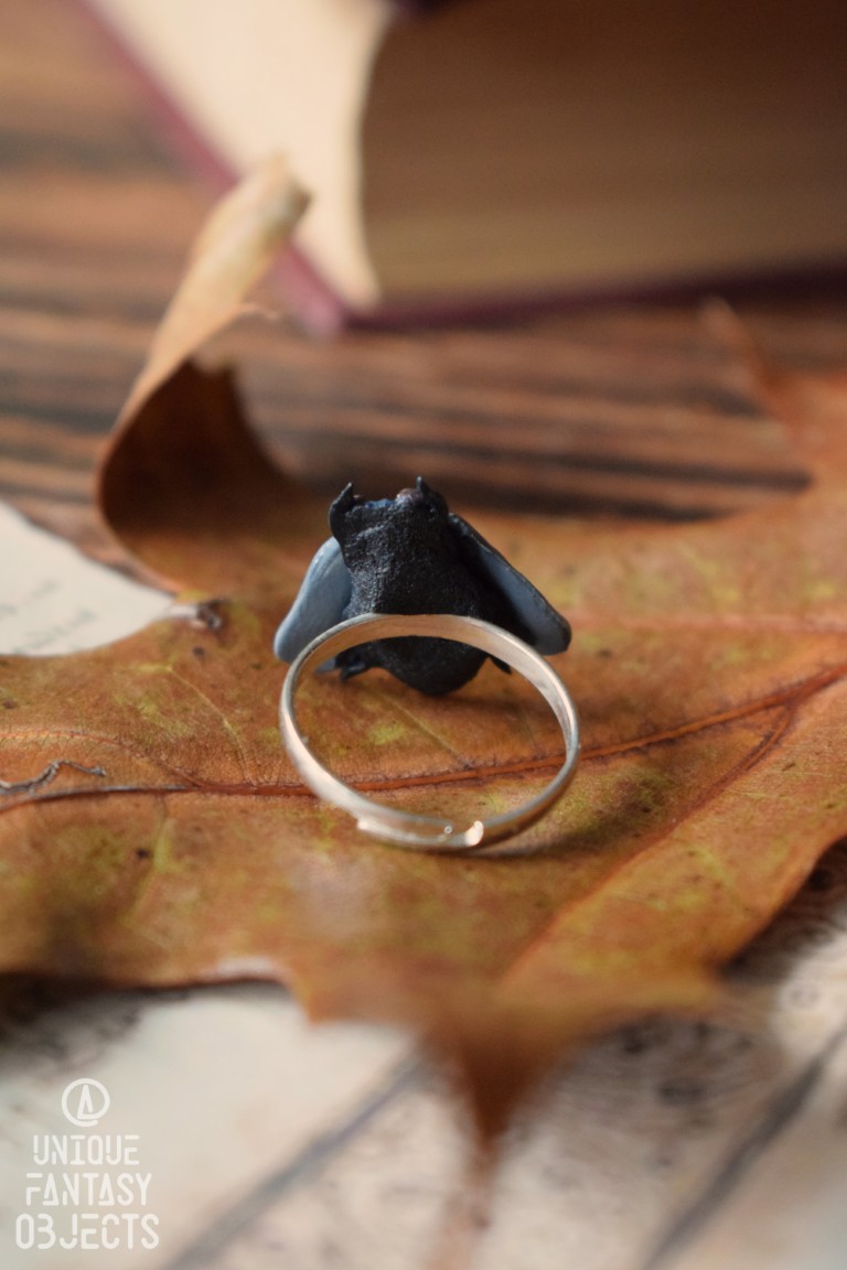 Regulowany pierścionek z rzeźbą muchy plujki Regulowany pierścionek z rzeźbą muchy plujki (Unique Fantasy Objects)