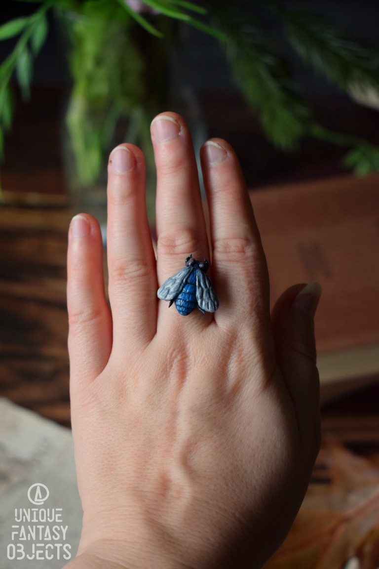 Regulowany pierścionek z rzeźbą muchy plujki Regulowany pierścionek z rzeźbą muchy plujki (Unique Fantasy Objects)