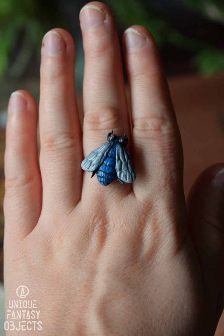 Regulowany pierścionek z rzeźbą muchy plujki Regulowany pierścionek z rzeźbą muchy plujki (Unique Fantasy Objects)