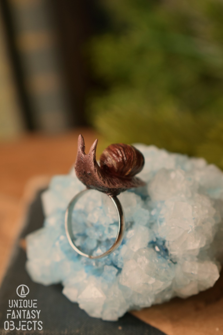 Regulowany pierścionek z rzeźbą winniczka Regulowany pierścionek z rzeźbą winniczka (Unique Fantasy Objects)