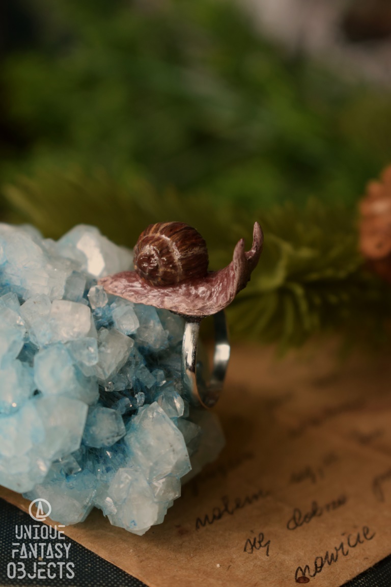 Regulowany pierścionek z rzeźbą winniczka Regulowany pierścionek z rzeźbą winniczka (Unique Fantasy Objects)