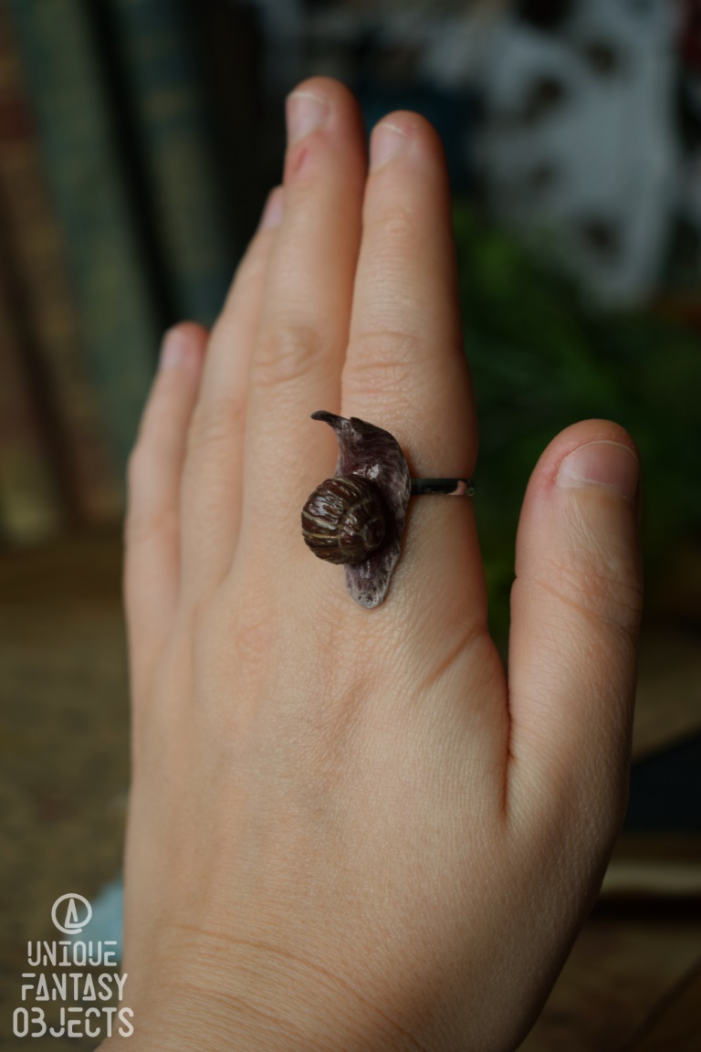 Regulowany pierścionek z rzeźbą winniczka Regulowany pierścionek z rzeźbą winniczka (Unique Fantasy Objects)
