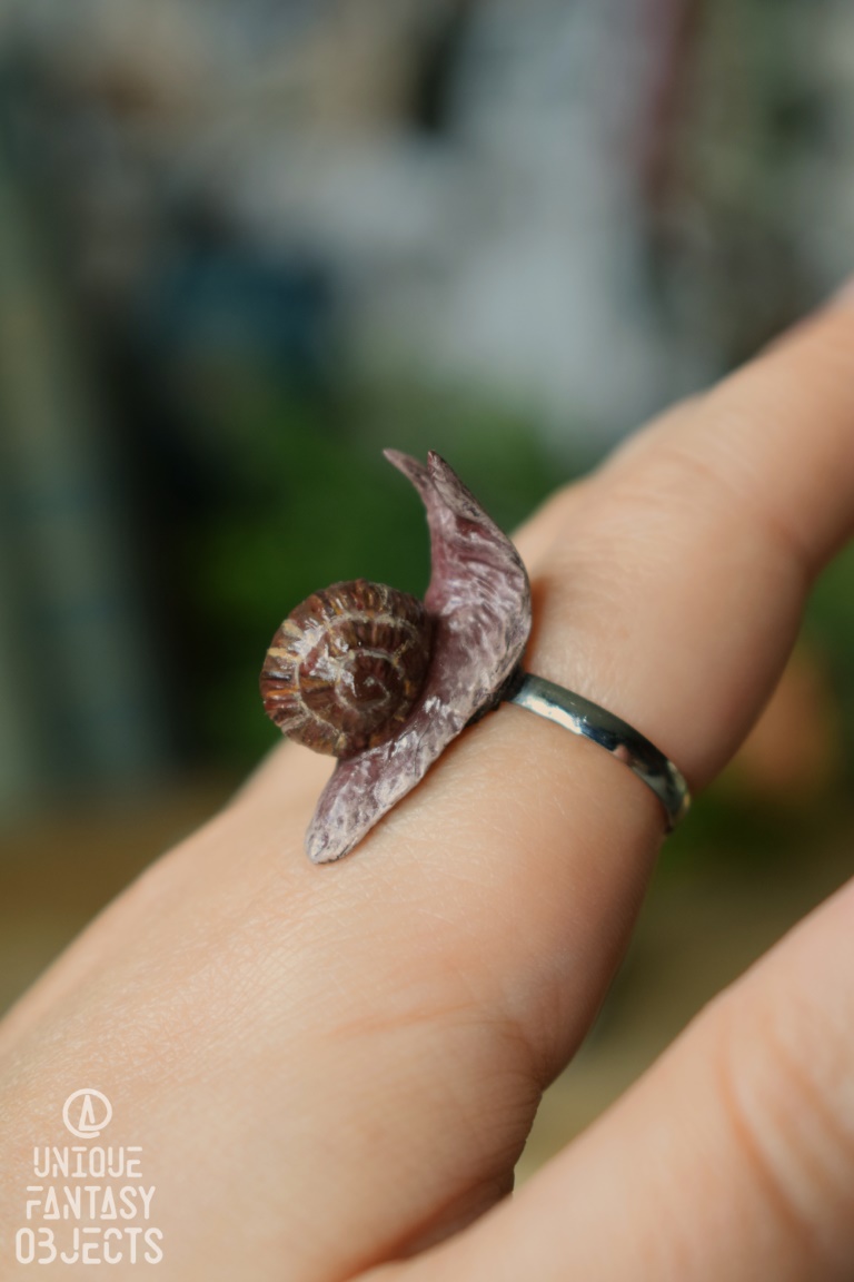 Regulowany pierścionek z rzeźbą winniczka Regulowany pierścionek z rzeźbą winniczka (Unique Fantasy Objects)