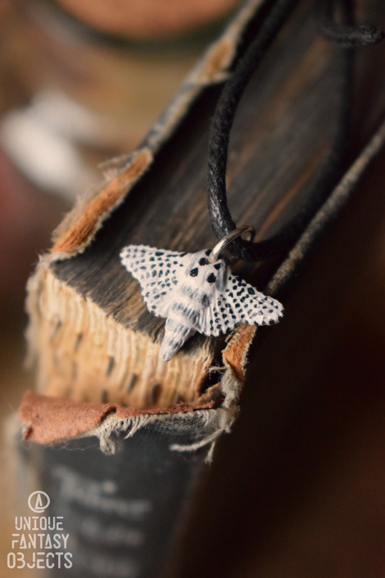 Mały naszyjnik z rzeźbą polskich motyli Mały naszyjnik z rzeźbą polskich motyli (Unique Fantasy Objects)