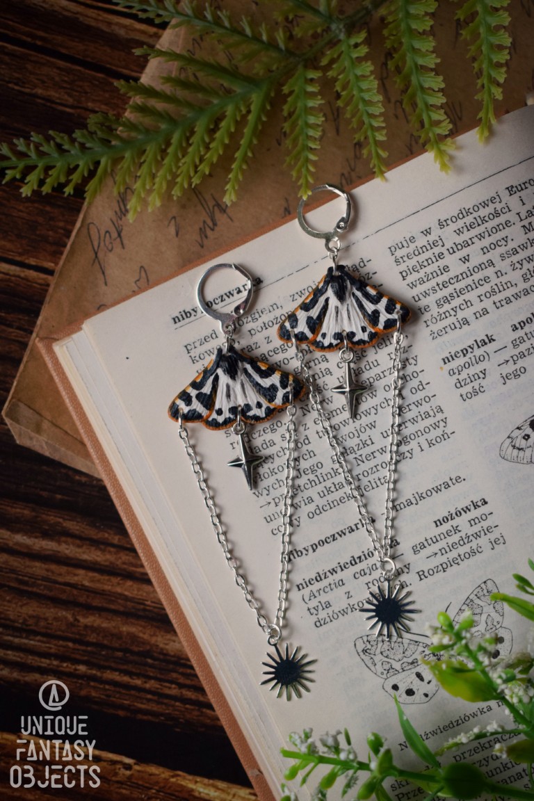 Kolczyki z rzeźbą motyla niedźwiedziówka babkówka i łańcuszkami Kolczyki z rzeźbą motyla niedźwiedziówka babkówka i łańcuszkami (Unique Fantasy Objects)
