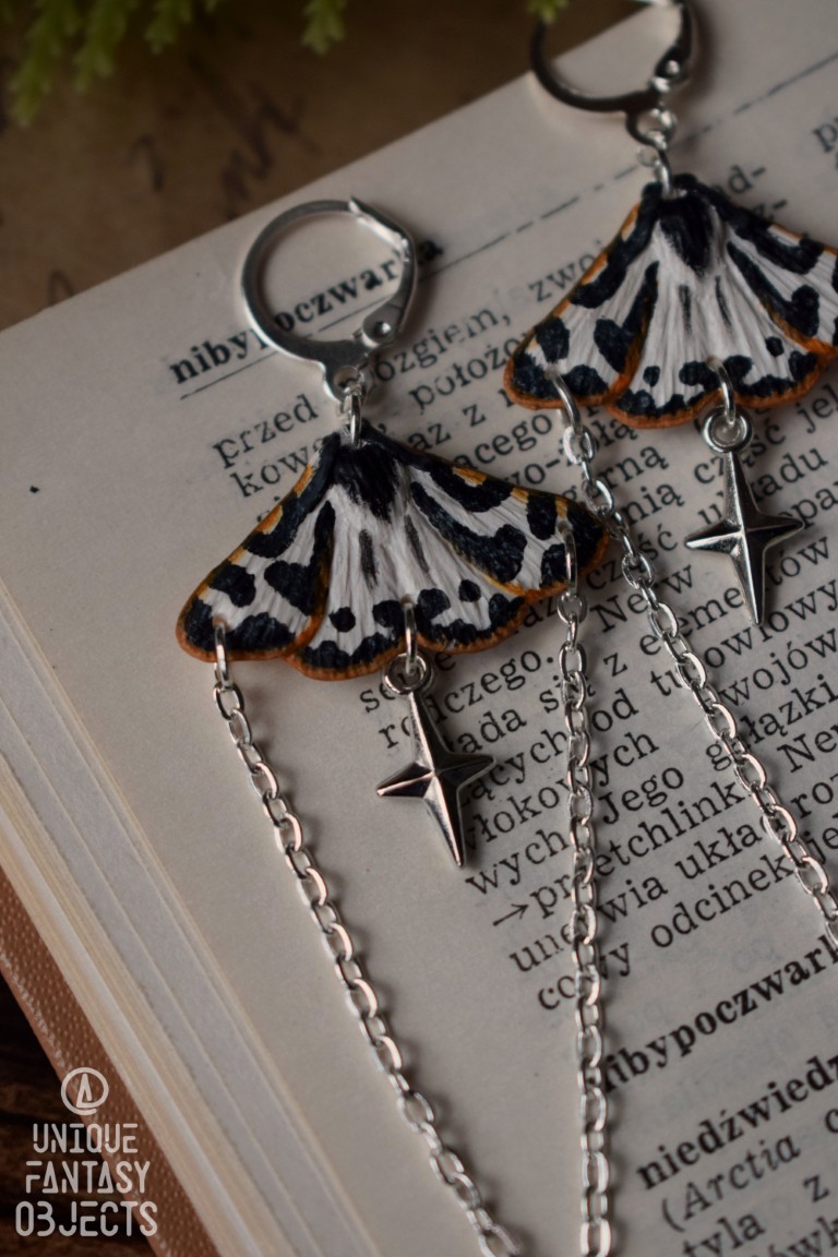 Kolczyki z rzeźbą motyla niedźwiedziówka babkówka i łańcuszkami Kolczyki z rzeźbą motyla niedźwiedziówka babkówka i łańcuszkami (Unique Fantasy Objects)