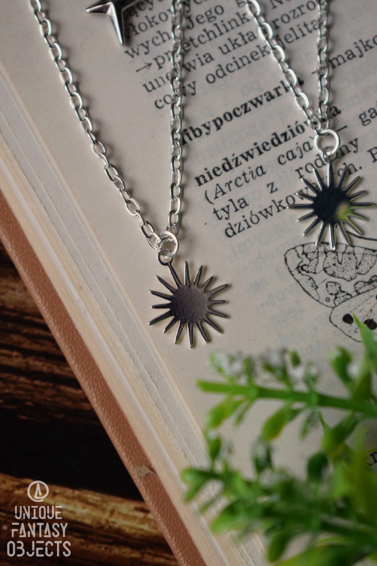 Kolczyki z rzeźbą motyla niedźwiedziówka babkówka i łańcuszkami Kolczyki z rzeźbą motyla niedźwiedziówka babkówka i łańcuszkami (Unique Fantasy Objects)